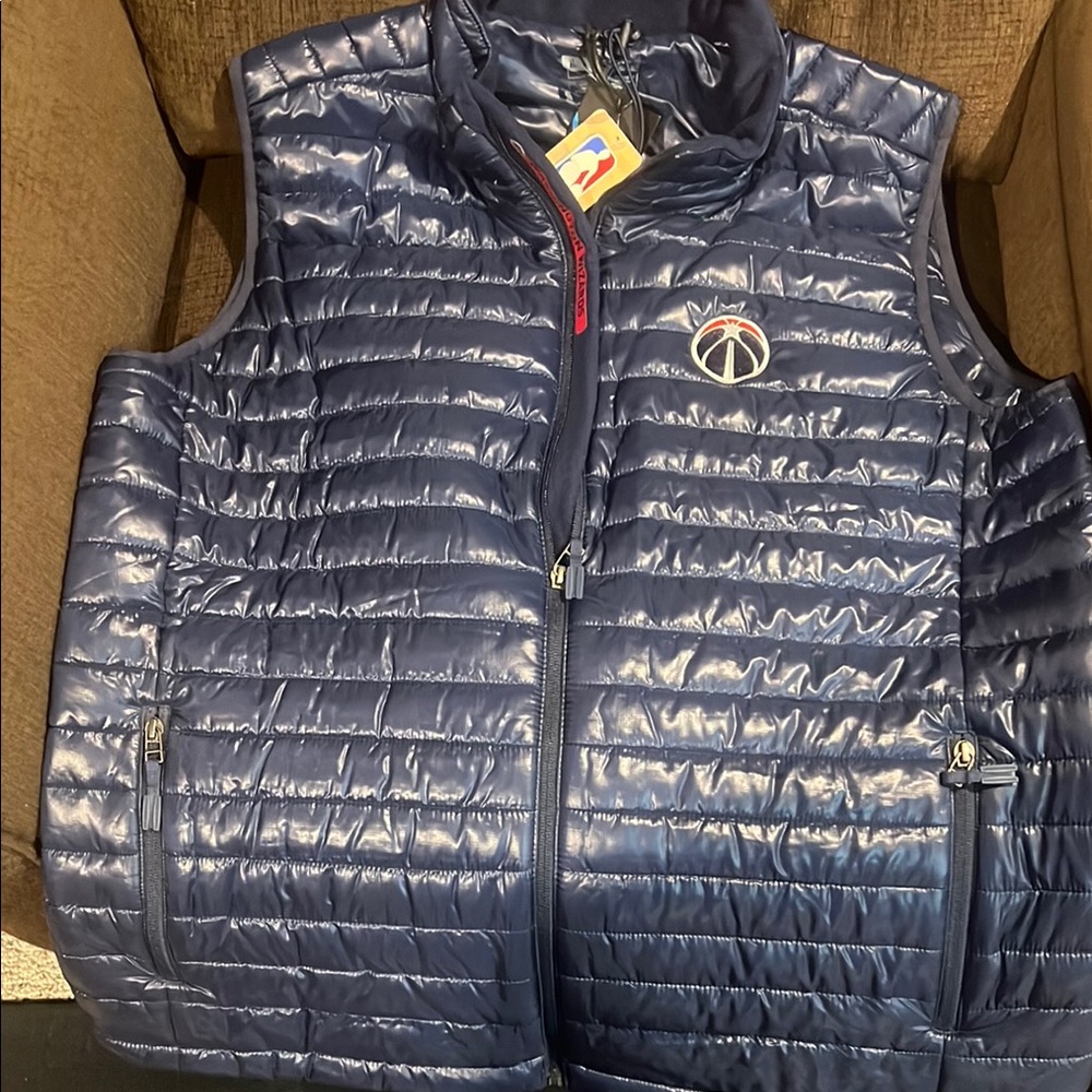 Official NBA Washington Wizards Packable Navy Puffer Vest with bag.